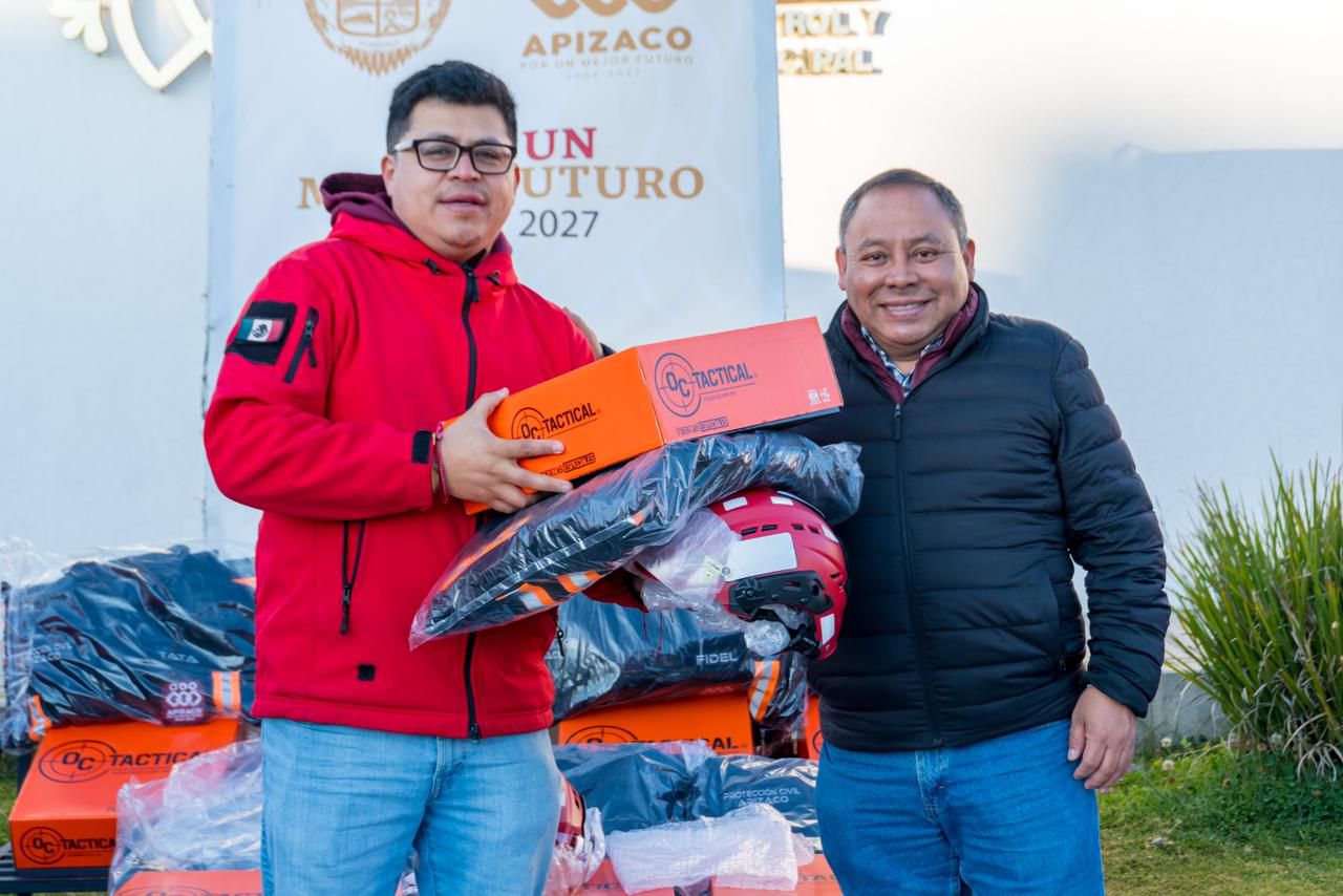 Fortalece Javier Rivera a Protección Civil de Apizaco con entrega de uniformes especializados